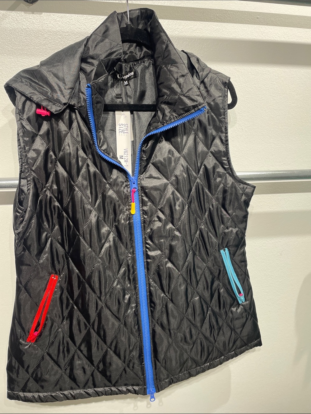 OOPERAQuilted Black Vest with Color-Accent Zippers DETACHABLE HOOD.